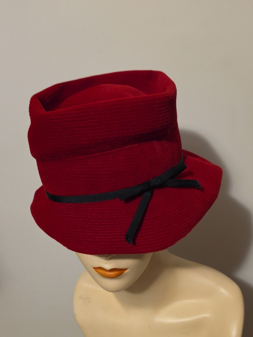 Vintage 1960s Red Ribbed Velour Cloche Hat | Emme Inc. & Bess Marcus - France
